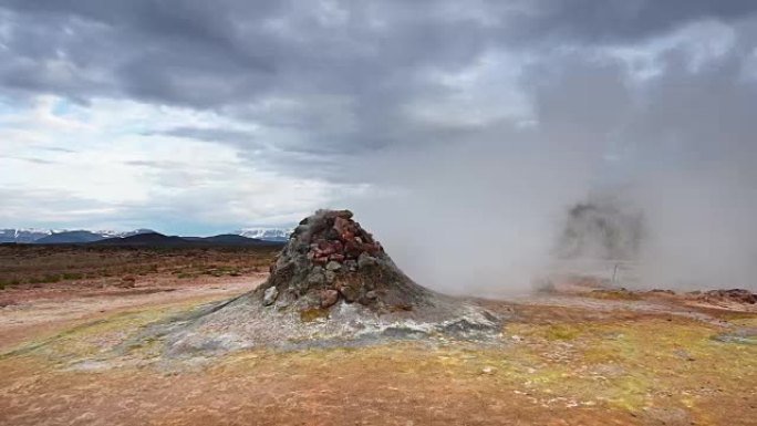 冰岛间歇泉的喷发。红色土壤，就像火星的表面