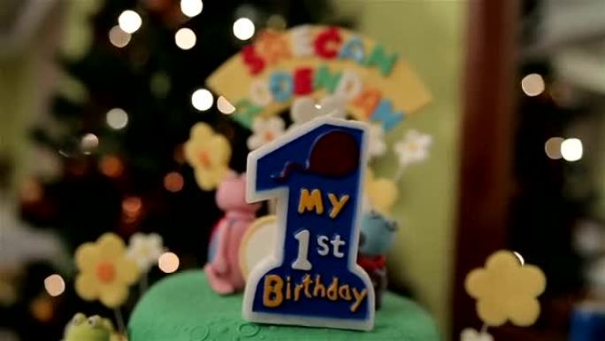 我的第一个带蜡烛的生日蛋糕
