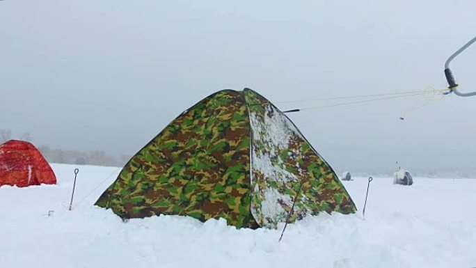 西伯利亚的冬季捕鱼-俄罗斯新西伯利亚Ob水库冰上的渔民帐篷