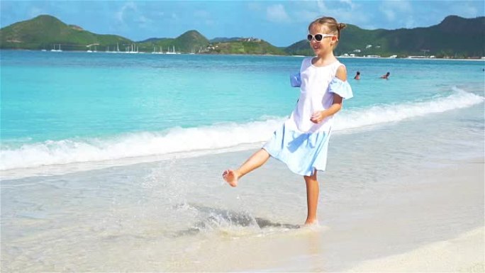 加勒比海岛上海滩上可爱的小女孩