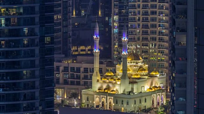 阿联酋迪拜迪拜码头码头码头步行道上的摩天大楼之间的拉希姆清真寺
