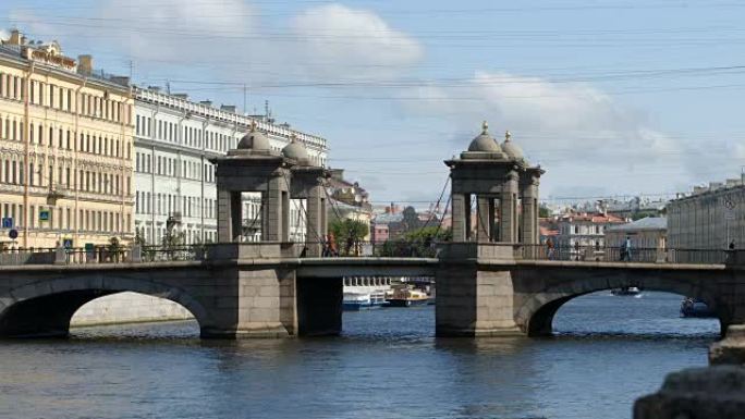夏季丰坦卡河上的石罗蒙诺索夫桥-俄罗斯圣彼得堡