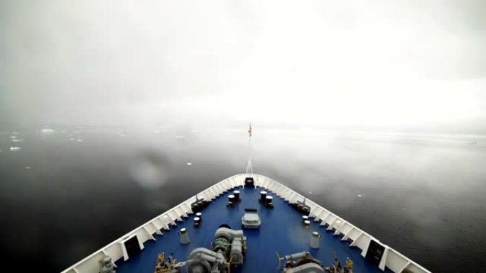 延时: 南极洲破冰船下雪
