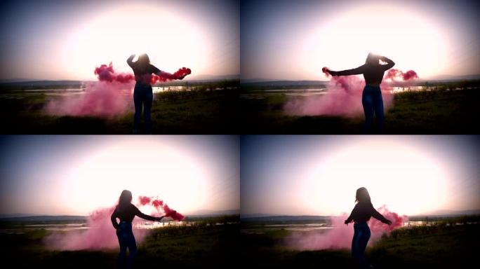 美丽的女孩奔跑并旋转着粉红色的烟雾弹，慢动作