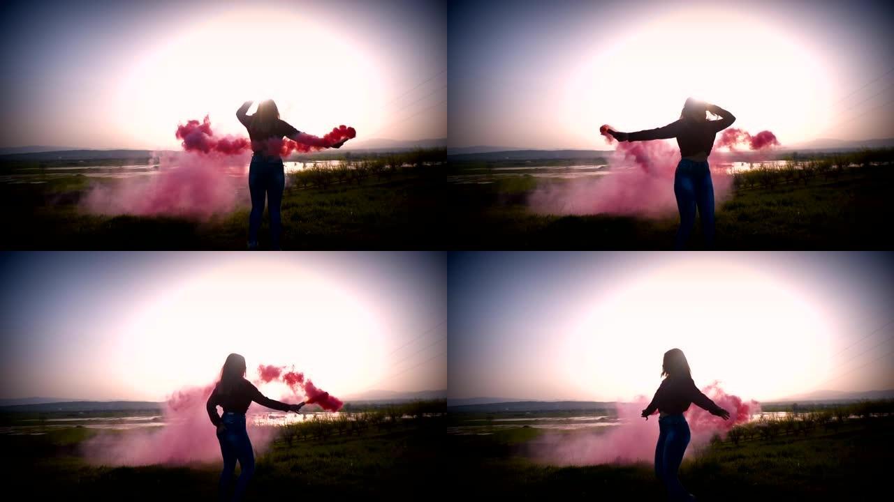 美丽的女孩奔跑并旋转着粉红色的烟雾弹，慢动作