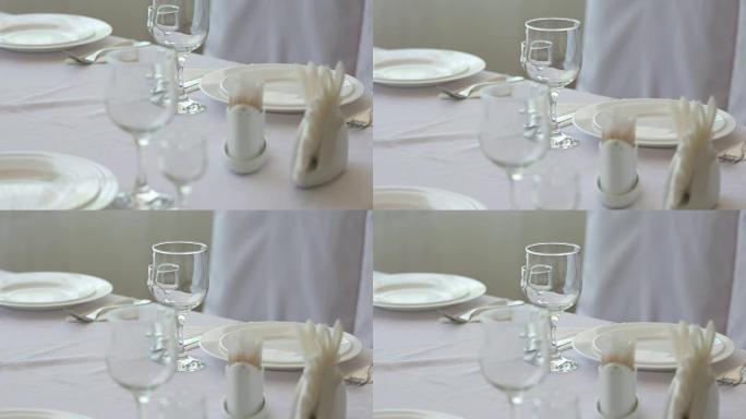 餐厅的精美餐桌设置，配有餐具和高脚杯