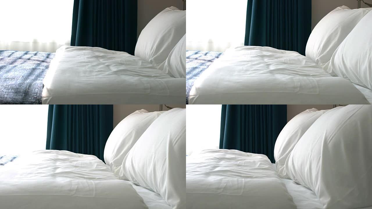 房屋设计的床罩，在美容卧室配有干净的白色枕头和床单。