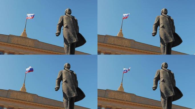 弗拉基米尔列宁的雕像在俄罗斯国旗的背景