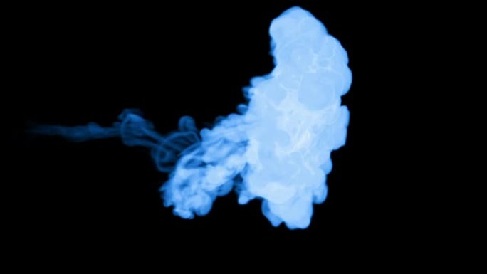 黑色背景上强大的蓝色荧光墨水流从左到右溶解在水中。侧视图。作为阿尔法通道使用亮度哑光