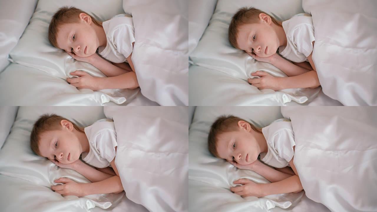 一个七岁的男孩静静地躺在房间的床上，把手放在头下。