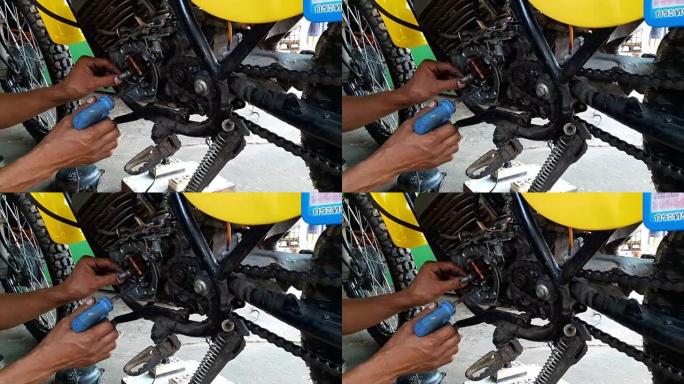 修理摩托车电气系统的机械师。