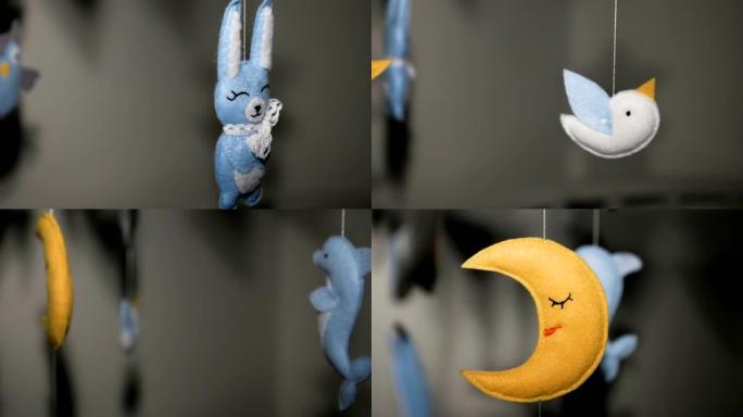 婴儿移动与蓝色手工缝制动物和鸟玩具与黄色的月亮