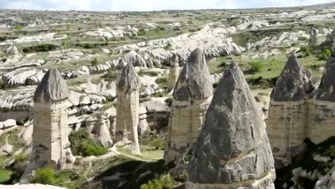 卡帕多细亚 (Cappadocia)，其山谷，峡谷，丘陵，位于格雷梅国家公园的火山山脉之间