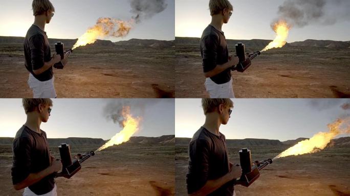 年轻人在沙漠中操作喷火器