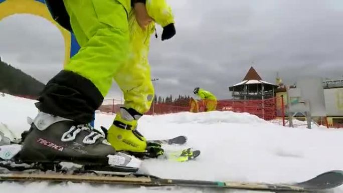 一位教练抱着一个婴儿到滑雪缆车。