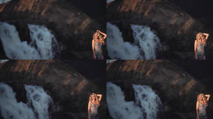 美丽性感的女孩在一个瀑布背景下摆姿势有一个好心情