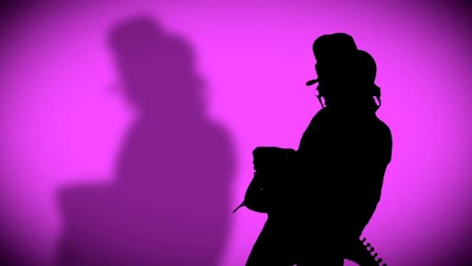 带影子的帽子里的酷摇滚吉他手在紫色背景上弹奏电吉他