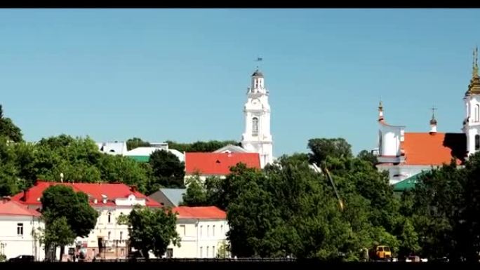 维捷布斯克,白俄罗斯。阳光明媚的夏日，市政厅和基督复活教堂。放大、放大