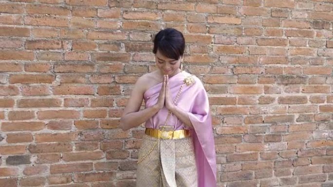 在考古现场穿着泰国传统服装的泰国妇女