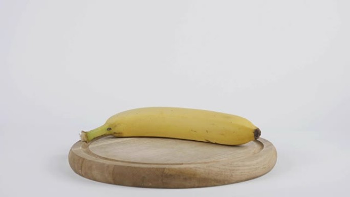 香蕉中的卡路里量，男性手将带有卡路里数量的盘子放在香蕉上，健康营养概念60 fps