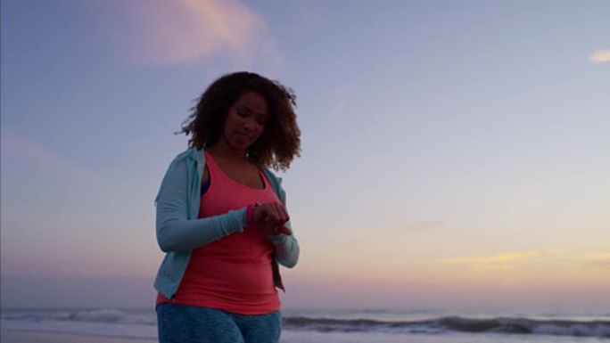 非裔美国女性在做燃烧脂肪的海滩运动