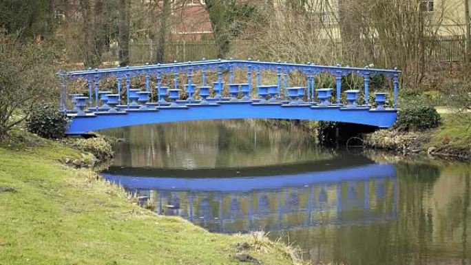 带有蓝色金属新艺术桥的溪流