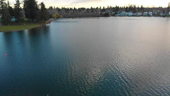 静态无人驾驶飞机坐在华盛顿州西雅图一个美丽的湖面上，水流起伏不定。