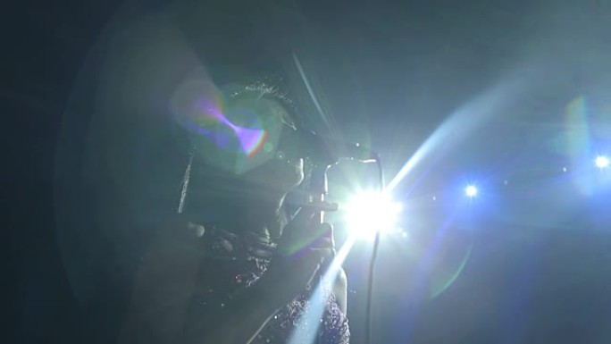 聚光灯下舞台上歌手的剪影。