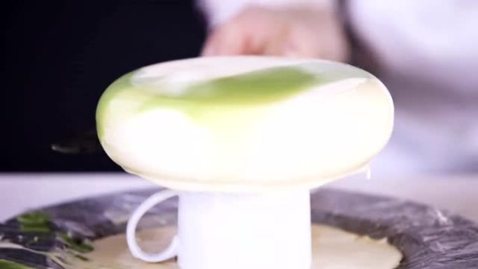 用白色和绿色镜面釉上釉的慕斯蛋糕。