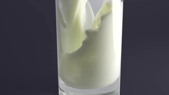 牛奶以慢动作倒入玻璃中