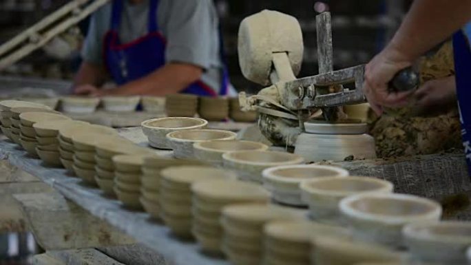 制造工艺碗陶瓷的工人。
