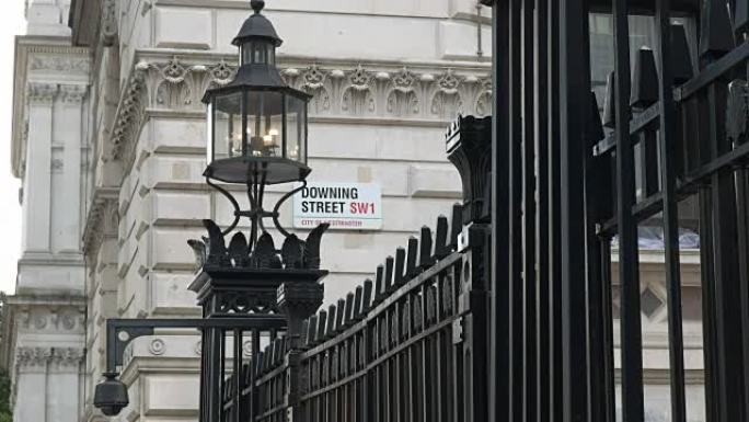 伦敦唐宁街外的街道标志