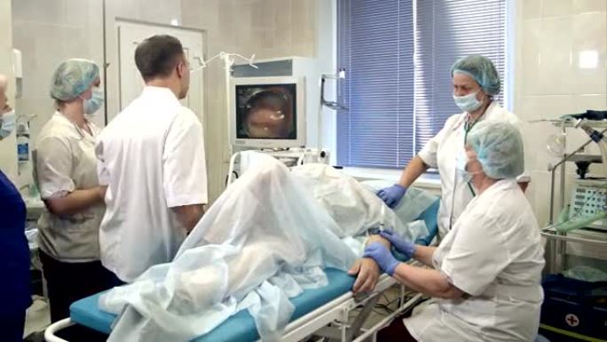 医疗小组在医院为患者进行胃镜检查