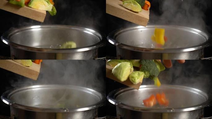 在锅中向沸水中添加蔬菜，慢动作