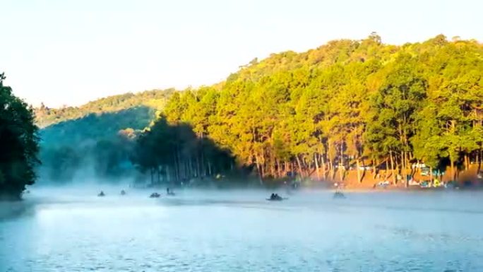 泰国湄宏顺省庞翁林业种植园的雾在湖上流动，人们乘坐竹船