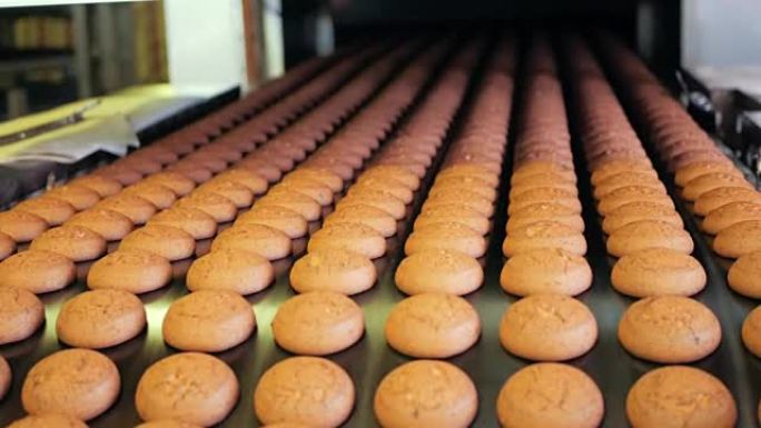 自动传送带或生产线上的蛋糕，糖果厂的烘焙过程。食品工业，饼干生产