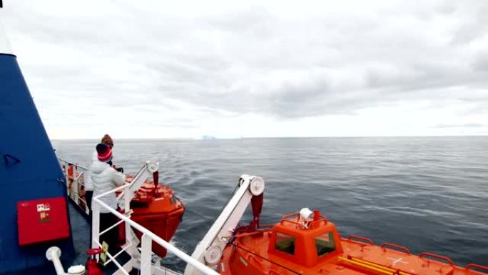 甲板上的游客，这是在南极洲进行的游轮。