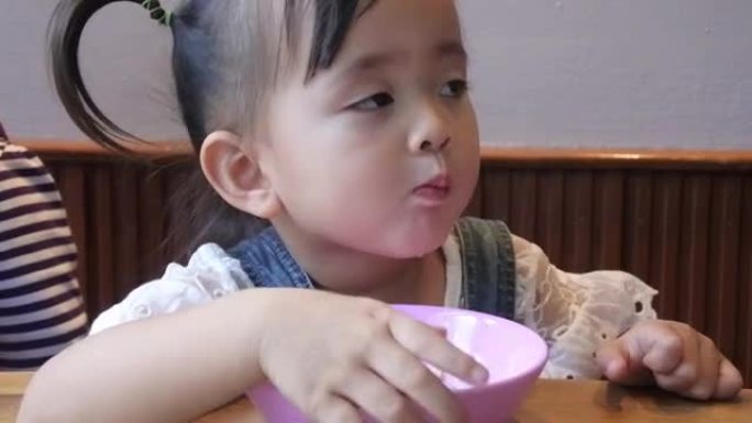 两个亚洲孩子在餐馆吃饭。