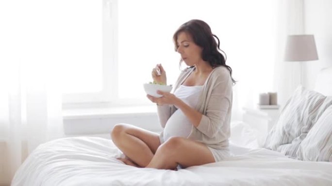 孕妇在家床上吃沙拉
