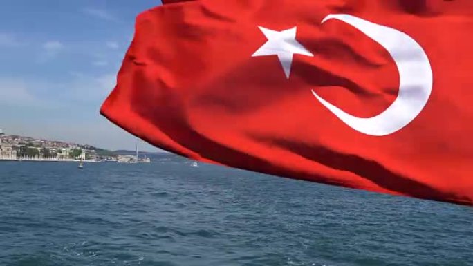 土耳其国旗在伊斯坦布尔船的船尾飘扬