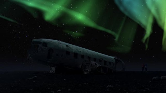北极光在冰岛dc-3飞机残骸上的冬夜时光倒流
