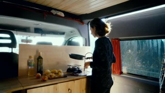 女人在货车里煮炸土豆