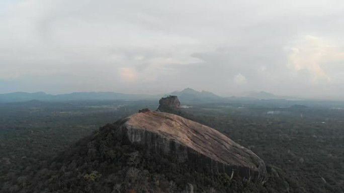 日落时分，Pidurangala和Sigiriya Rock的空中电影倾斜飞行。斯里兰卡旅游最多的地