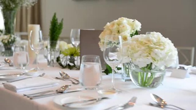 豪华婚礼上的餐桌布置和美丽的鲜花放在桌子上