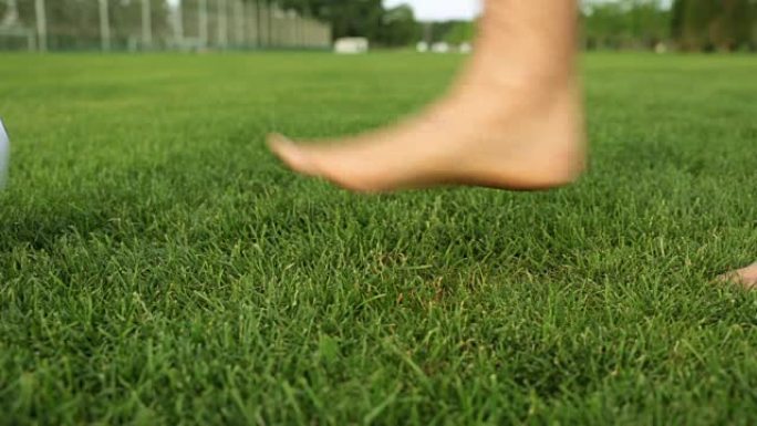一个人在草地上玩足球。