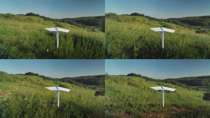 一架真正的纸飞机正飞越风景如画的山谷。跟随射击