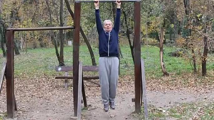老年人在公园锻炼