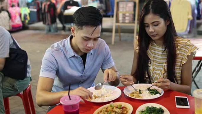 夫妇在Jalan Petaling市场享受街头美食