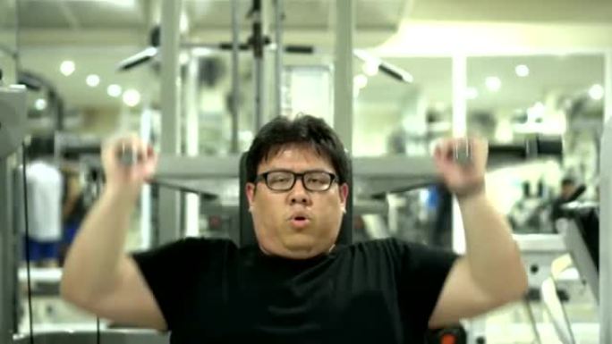 做肩部锻炼的亚洲胖子