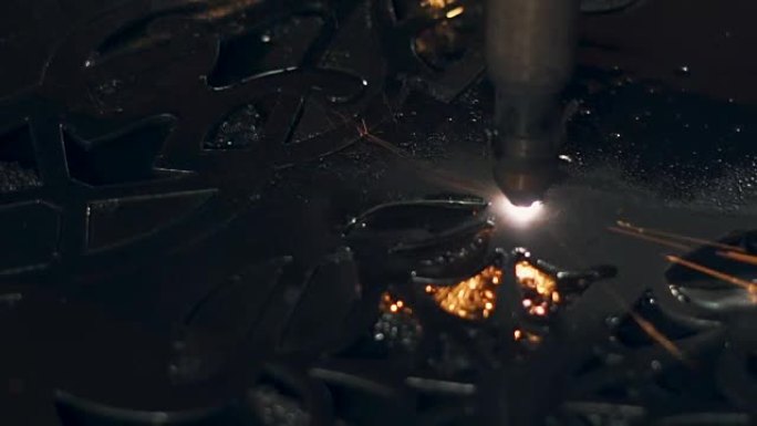 工厂现代激光系统自动切割金属的特写视图